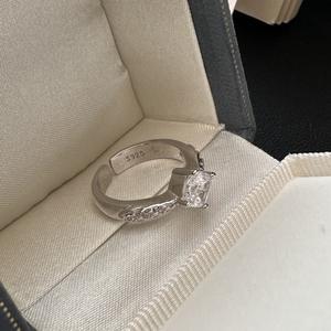 Bague en argent pur S925 avec un seul diamant, style de niche, bijoux de base avec sertissage, bague personnalisée avec pierre principale - Product Image 4