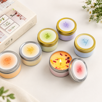 Bougie parfumée d'aromathérapie dans une boîte en métal avec un couvercle botanique pour la relaxation à domicile et coffret cadeau