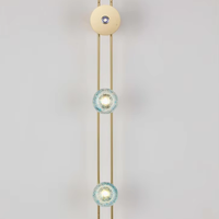Lampe murale contemporaine Songdesign en bambou avec base dorée, design moderne pour hôtels haut de gamme, restaurants, chambres et salons