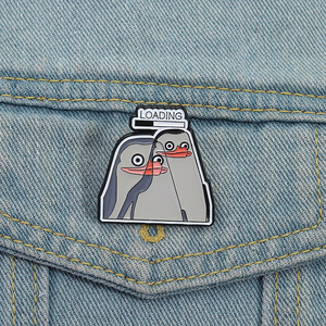 Pingouin chargement émail broche drôle dessin animé Animal broche mignon oiseau revers Badge cadeau pour enfants en gros - Product Image 1