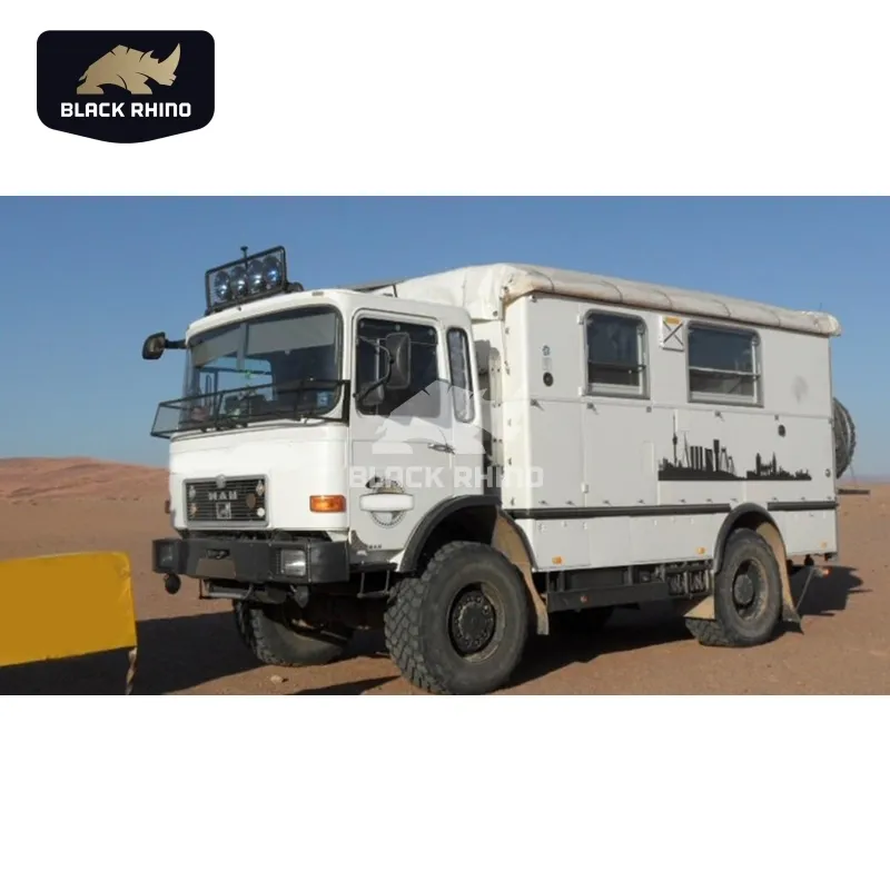 Scelta del viaggiatore avventuroso rv 4x4 off road scivolo su camion spedizione via terra camion 4x4