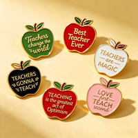 Pins en émail personnalisés OEM/ODM en gros, badges métalliques en forme de fruits, pins de chapeau à lettres, cadeaux artisanaux en métal pour la Journée des enseignants