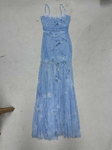 Robe longue bohème bleue à imprimé floral dégradé, imprimée numériquement, lavable, en maille, taille naturelle, avec patchwork de dentelle et bretelles spaghetti pour femme - Product Image 2