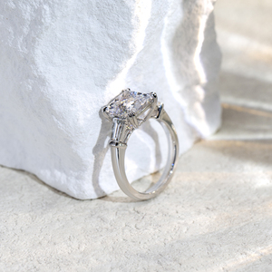 Bague de fiançailles pour femme Messi Jewelry MSR-1727 en or 18 carats, forme princesse, trois diamants, diamant cultivé en laboratoire - Product Image 3