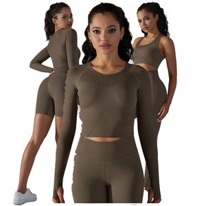 Ensemble de sport 2 pièces pour femme : T-shirt à manches longues de couleur unie et short très élastique avec taille élastique - Product Image 1