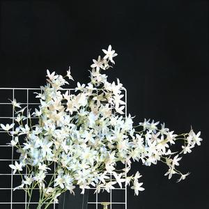 Bunga Pernikahan Langsung dari Pabrik E07046, Bunga Pernikahan Sutra Buatan 120 CM, Bunga Hibrida Putih Biru untuk Dekorasi Pernikahan - Product Image 2