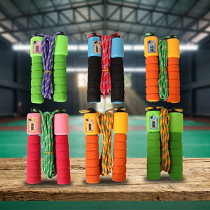 Corde à sauter réglable avec compteur numérique et poignées en mousse pour l'entraînement physique des enfants et la gym - Product Image 6