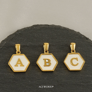 Colgante con Inicial en Forma de Panal de Abeja |   Colgante de Letra del Alfabeto Hexagonal de Concha Natural, Chapado en Oro PVD de 18K, Acero Inoxidable, para Fabricación de Joyería - Product Image 2