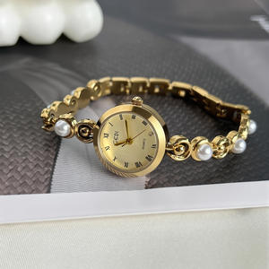 Montre élégante pour femme avec bracelet en perles haut de gamme, chiffres romains et mouvement à quartz - Product Image 2