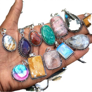 Collares con Colgantes Multicolores de Latón de Alta Calidad, Acabado Encerado, Regalo Accesible para Fiestas, para Mujeres, Colgantes de Corazón con Cristales Chapados en Oro - Product Image 4