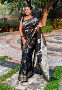 Saree en soie douce Banarasi noir tendance avec un design Jaal et un tissage Zari opulent pour un traditionnel audacieux et élégant - Product Image 2