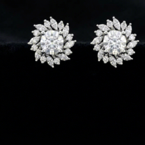 Boucles d'oreilles florales à halo en diamant de laboratoire taillé brillant, or blanc 14 carats plaqué rhodium, certifiées IGI, bijoux de mariée pour femme - Product Image 2
