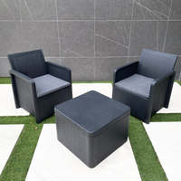 Ensemble de jardin contemporain en plastique recyclé avec rangement, fauteuils 2 places et table