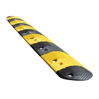 Rampe de sécurité routière en caoutchouc durable avec bandes réfléchissantes haute visibilité et surface antidérapante pour le contrôle du trafic