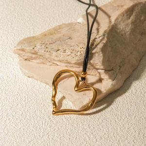 Collar Ajustable de Acero Inoxidable y Oro de 18k con Corazón Grande y Cordón Negro de Alta Calidad - Product Image 2