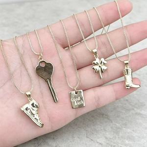 Collares con dijes de oro pequeños y delicados, cadena tipo caja, colgante de bota vaquera, zapatilla, llave, trébol y amuleto de buena suerte para mujer, regalo - Product Image 3