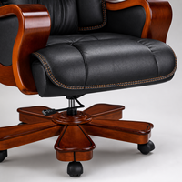 Chaise de bureau exécutive rembourrée noire avec accoudoirs en bois et base décorative en bois à cinq branches