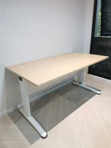 Mesa de trabajo rectangular moderna con patas de metal J para espacio de trabajo profesional o uso en sala de estudio - Product Image 3
