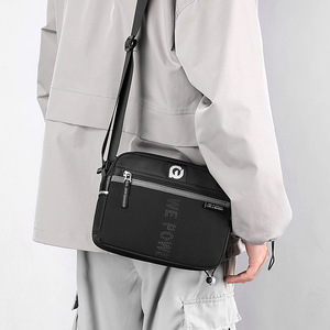 วีพาวเวอร์กระเป๋าสะพายไหล่ผู้ชาย กระเป๋าสะพายข้างไนลอน ขนาดเล็ก น้ำหนักเบา กระเป๋าสะพายข้างลำลองสำหรับทุกวัน สีดำ สีเทา สีน้ำเงินเข้ม สีทึบ - Product Image 1