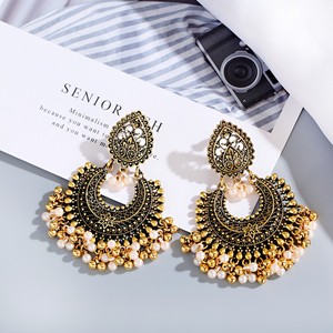 Orecchini Donna Douvei in Vendita, Stile Bohémien Ecologico Vintage, Placcati in Oro 14K, con Perline da 3MM e Nappine di Perle - Product Image 4
