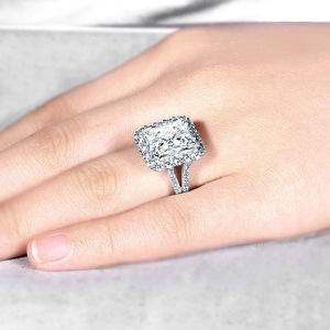 Anello da Donna F1131 in Oro Bianco con Diamante Taglio Asscher Naturale Colore D, Anello di Fidanzamento con Diamanti Laterali - Product Image 4