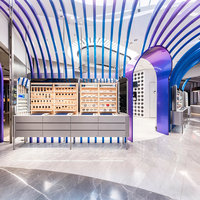 Vitrine de magasin de cosmétiques au look résolument futuriste, dotée d'étagères en bois et de tiroirs aux lignes épurées