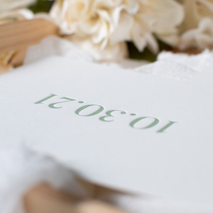 การ์ดเชิญงาน<span class=keywords><strong>แต่งงาน</strong></span>แบบพิมพ์นูนสีเขียวเซจบนกระดาษฝ้ายสีขาวแบบกำหนดเอง พร้อมข้อความส่วนตัว บันทึก<span class=keywords><strong>วัน</strong></span>ที่จัดงานแต่งงาน - Product Image 2