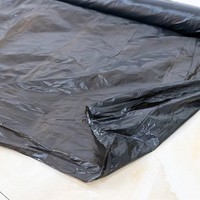 Ecologisch verantwoorde landbouw mulchfolie, grondbedekking tegen onkruid, houdt de bodemvochtigheid vast voor landbouwgewassen, fruitbomen en groenten.