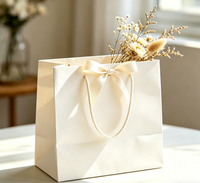 Sacs cadeaux en papier blanc biodégradables et réutilisables, avec poignées longues et nœuds, personnalisables pour expositions d'artisanat - Vente en gros