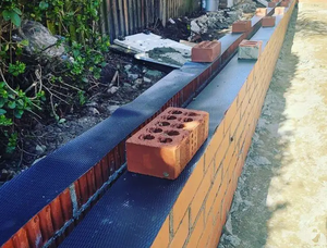 DPC étanche avec sous-couche noir 500um polyéthylène étanche avec ceinture étanche spéciale pour murs de briques - Product Image 6