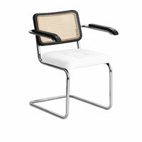 Fauteuil cantilever moderne du milieu du siècle, dossier en rotin naturel, accoudoirs en bois de noyer, coussin en microfibre noire, chrome poli