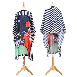 Capa de Peluquería Estilo Mexicano con Estampado de Calavera, Material Textil Resistente al Agua para Coloración y Cuidado del Cabello - Product Image 3