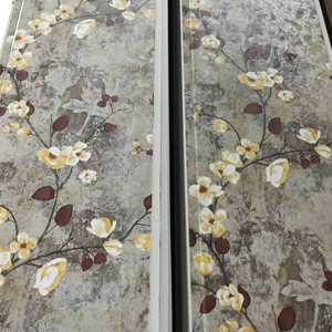 Panel de pared de <span class=keywords><strong>techo</strong></span> de PVC con diseño de flores de India para decoración de dormitorio, Panel laminado ignífugo con forma de tira, fácil instalación en rejilla - Product Image 1
