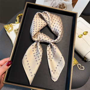 <span class=keywords><strong>Foulard</strong></span> carré vintage bordeaux effet <span class=keywords><strong>soie</strong></span> motif cachemire 27 pouces, bandana <span class=keywords><strong>en</strong></span> satin pour cheveux, cou, sac, <span class=keywords><strong>foulard</strong></span> doux <span class=keywords><strong>en</strong></span> satin OEM/ODM - Product Image 4