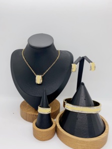 Set di Gioielli Trendy in Acciaio Inossidabile Placcato Oro per Donne Include Collana Orecchini Anello Bracciale per Matrimonio o Uso Quotidiano - Product Image 4