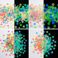 Nouveauté TikTok : Breloques florales lumineuses bicolores en pâte polymère souple, motifs fleurs de cerisier, cœurs de pêche et graines de riz, effet luciole.