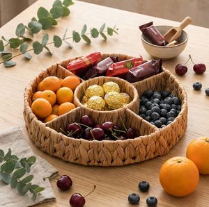 Plateau de service rond en rotin tressé à la main avec compartiments, idéal pour les légumes et les sauces, et parfait comme corbeille à fruits sectionnée pour les pique-niques. - Product Image 1