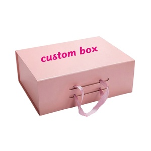 Caja de Regalo Magnética Rosa de Lujo con Asa de Cinta - Empaque de Cartón Rígido con Logotipo Personalizado, Recubrimiento UV, Laminado Mate y Grabado en Relieve - Product Image 1