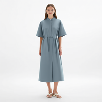 Robe chemise mi-longue OEM ODM tendance pour femme, bleu-gris, boutonnée sur le devant, col montant, manches courtes, taille nouée, pour tenue décontractée ou de bureau