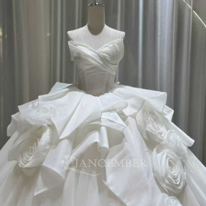 Robe de mariée bouffante moderne OY026 sans manches, en satin, avec décolleté cœur, appliques en dentelle et cristaux, et fleurs 3D - Product Image 3