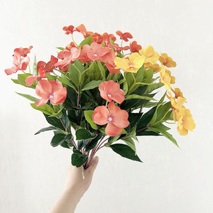 Venta caliente ramas de flores de seda colorida Decoración de mesa de restaurante flores de <span class=keywords><strong>balsamina</strong></span> artificiales de plástico - Product Image 1