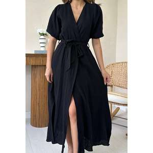 Robe élégante noire à col en V et à encolure croisée avec fente latérale, coupe ample, tissu respirant, pour un usage quotidien décontracté - Product Image 1