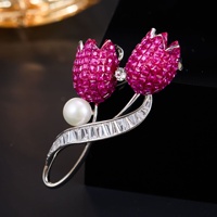 Broche en cuivre écologique entièrement sertie de diamants, motif tulipe et perle d'eau douce, corsage floral haut de gamme, élégante pour costumes et manteaux, luxe abordable