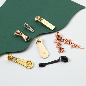 <span class=keywords><strong>2025</strong></span> tinh tế và thời trang túi xách và quần áo kim loại dây kéo thanh trượt với các tùy biến Logo Kẽm hợp kim dây kéo thanh trượt - Product Image 4