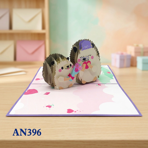 Carte pop-up 3D personnalisée faite à la main, motif famille de hérissons, artisanat en papier, best-seller du Vietnam, pour la Saint-Valentin, la fête des mères, ou comme carte de vœux florale. - Product Image 2