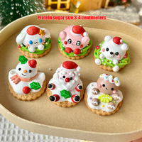 Biscuits créatifs faits main, sucrés et fruités, avec glaçage, en forme de bonhomme de neige mignon, rennes, sapins de Noël et hommes en pain d'épices, semi-durs