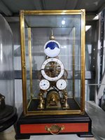 Reloj de Pulsera Esqueleto con Cadena de Fusión de 8 Días, Esfera con Fases Lunares y Calendario, Diseño de Ruedas de Viento en Forma de Cúpula Cúbica Estilo Viena, Chapado en Oro de 24K
