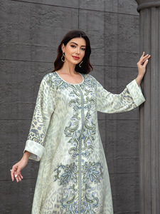SW1112 elegante abito da donna con gonna lunga con stampa leopardata abito musulmano con perline di diamante caldo transfrontaliero dal Medio Oriente - Product Image 4