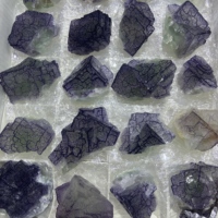 Vente en gros de grappes de cristal de fluorite naturelle à veines violettes, spécimens bruts en forme de treillis, collection de minéraux cubiques en provenance de Chine