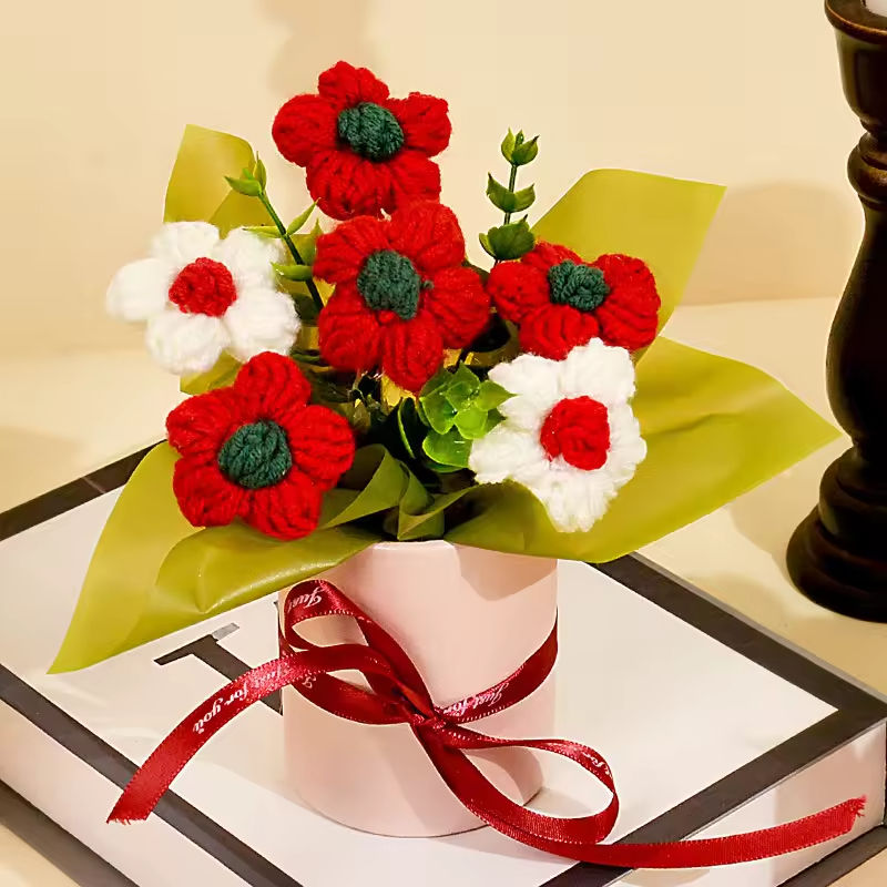 ดอกไม้สีแดง 6 ดอกในถังขนาดเล็ก